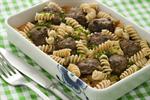 Kødboller i fad med pasta