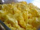 Scramble eggs med pølser og tomat
